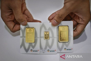 pergerakan-harga-emas-antam-turun-tipis-di-awal-pekan