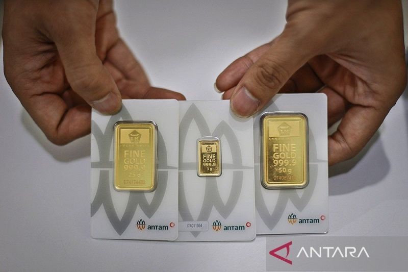 pergerakan-harga-emas-antam-turun-tipis-di-awal-pekan