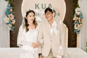 pernikahan-sederhana-ala-yono-bakrie-dan-vini-caroline-di-kua