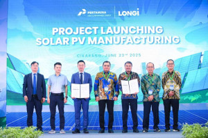 pertamina-nre-dan-longi-mulai-produksi-modul-panel-surya-di-indonesia