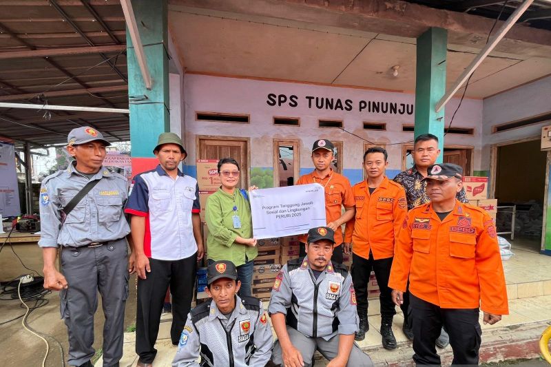 peruri-distribusikan-bantuan-untuk-korban-tanah-longsor-di-purwakarta
