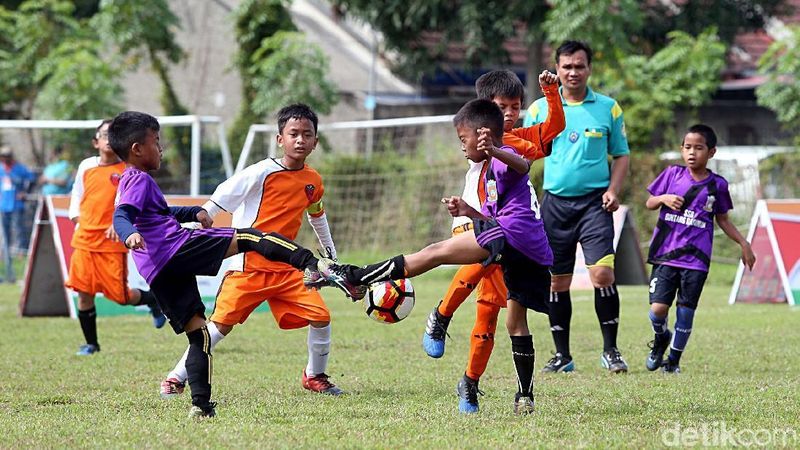 pesan-luis-enrique-untuk-pengembangan-sepakbola-usia-dini-di-indonesia