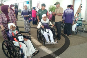 pesawat-jemaah-haji-jatim-diberangkatkan-kembali-setelah-sempat-diancam-bom