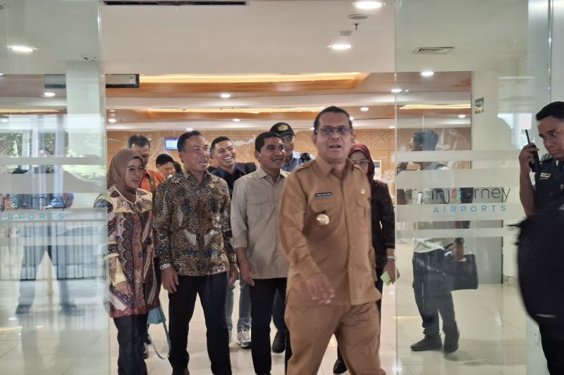 pesawat-menteri-kependudukan-gagal-mendarat-di-larantuka-nt