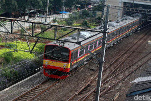 petugas-evakuasi-wanita-hamil-pecah-ketuban-di-krl-tanah-abang