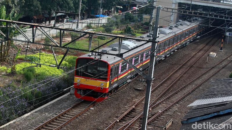 petugas-evakuasi-wanita-hamil-pecah-ketuban-di-krl-tanah-abang