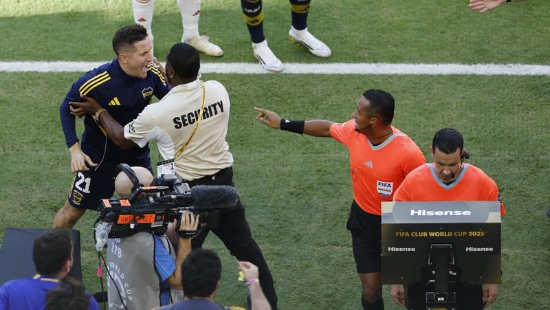 piala-dunia-antarklub-2025-ganggu-wasit-cek-var-herrera-kartu-merah