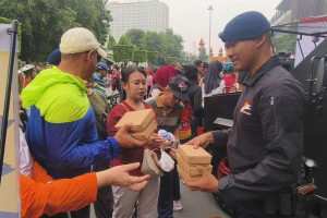 polda-jateng-bagikan-1-700-porsi-makanan-gratis-sambut-hari-bhayangkara-ke-79