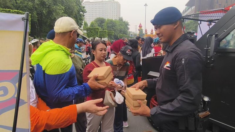 polda-jateng-bagikan-1-700-porsi-makanan-gratis-sambut-hari-bhayangkara-ke-79