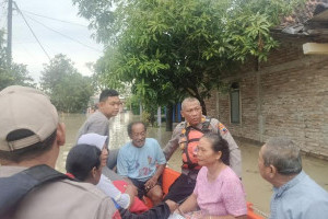 polda-jateng-dan-polres-grobogan-evakuasi-warga-terjebak-banjir