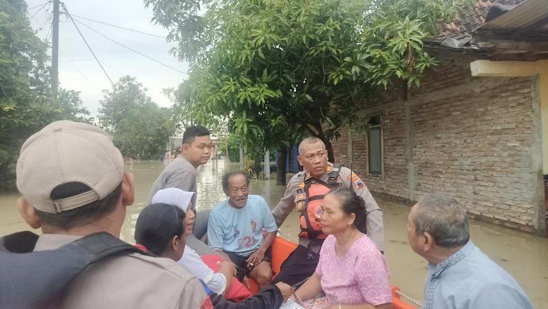 polda-jateng-dan-polres-grobogan-evakuasi-warga-terjebak-banjir