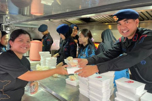 polda-metro-bagikan-ribuan-makanan-bergizi-di-cfd-bundaran-hi