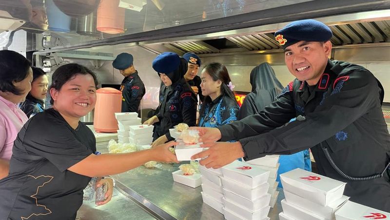 polda-metro-bagikan-ribuan-makanan-bergizi-di-cfd-bundaran-hi