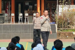 polda-metro-jaya-gelar-penyuluhan-cegah-tawuran-dan-narkoba-di-smp-jaktim