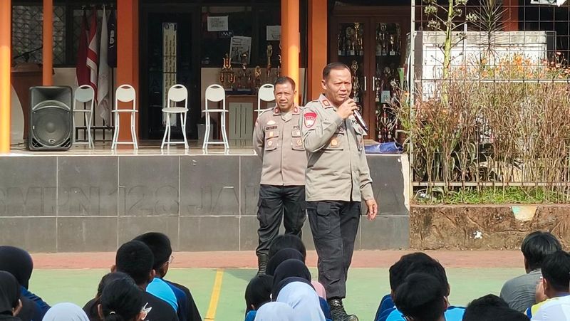 polda-metro-jaya-gelar-penyuluhan-cegah-tawuran-dan-narkoba-di-smp-jaktim
