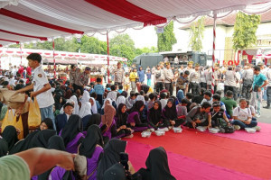 polda-ntb-bagikan-5-000-paket-mbg-untuk-pelajar-lombok-tengah
