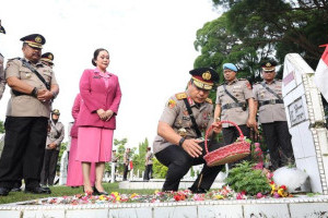 polda-riau-gelar-ziarah-dan-tabur-bunga-rayakan-hut-bhayangkara-ke-79
