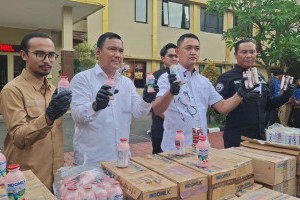 polisi-bongkar-peredaran-susu-kedaluwarsa-di-bogor-depok-2-pelaku-ditangkap