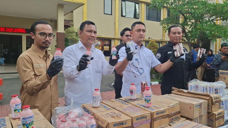 polisi-bongkar-peredaran-susu-kedaluwarsa-di-bogor-depok-2-pelaku-ditangkap
