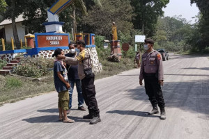 polisi-di-maumere-bagikan-masker-demi-lindungi-warga-dari-debu-vulkanik
