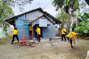 polisi-dumai-gelar-bakti-sosial-dan-bersih-bersih-di-gereja
