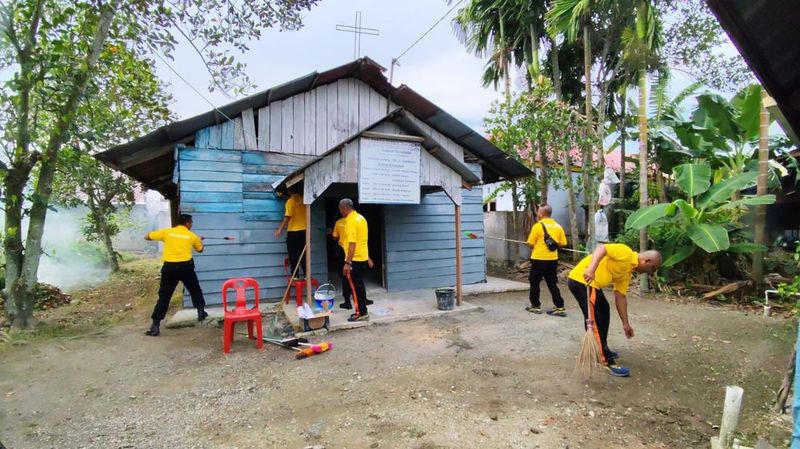 polisi-dumai-gelar-bakti-sosial-dan-bersih-bersih-di-gereja