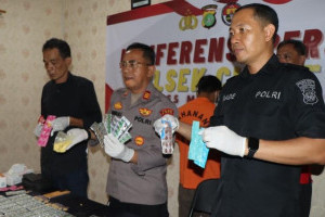 polisi-ringkus-pengedar-obat-terlarang-di-depok-ribuan-obat-disita