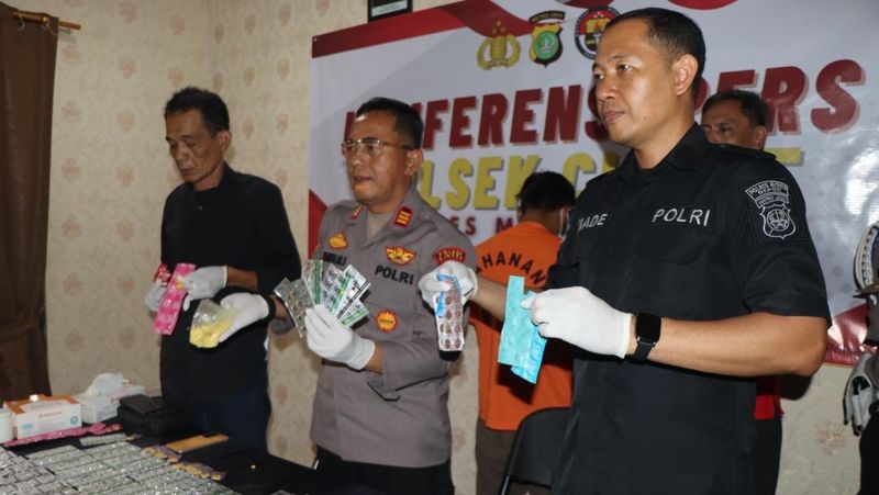 polisi-ringkus-pengedar-obat-terlarang-di-depok-ribuan-obat-disita