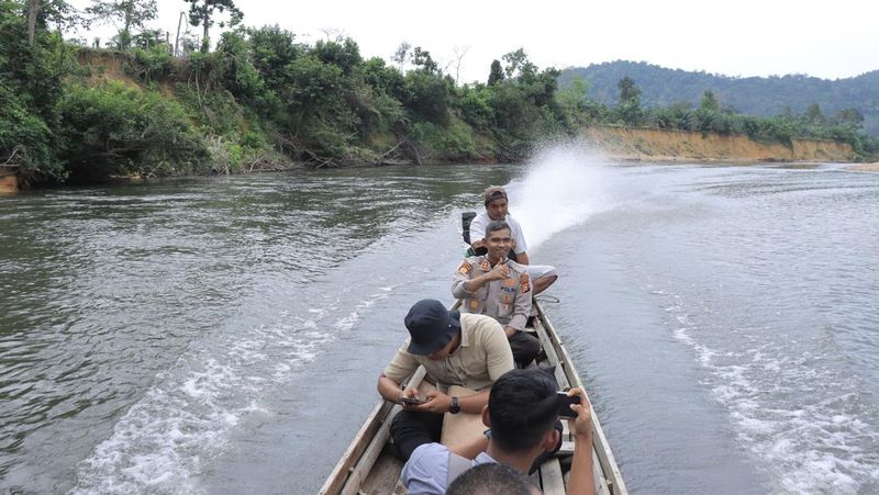 polres-kampar-gelar-patroli-sungai-ajak-warga-lestarikan-rimbang-baling