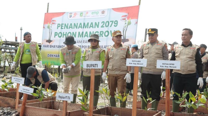 polres-meranti-tebar-ribuan-bibit-mangrove-hut-bhayangkara-ke-79