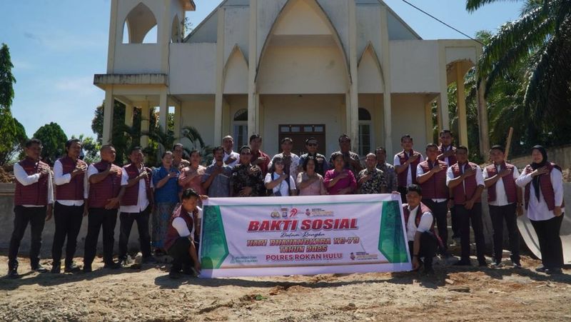 polres-rokan-hulu-sumbang-material-untuk-renovasi-gereja-saat-hut-bhayangkara-ke-79