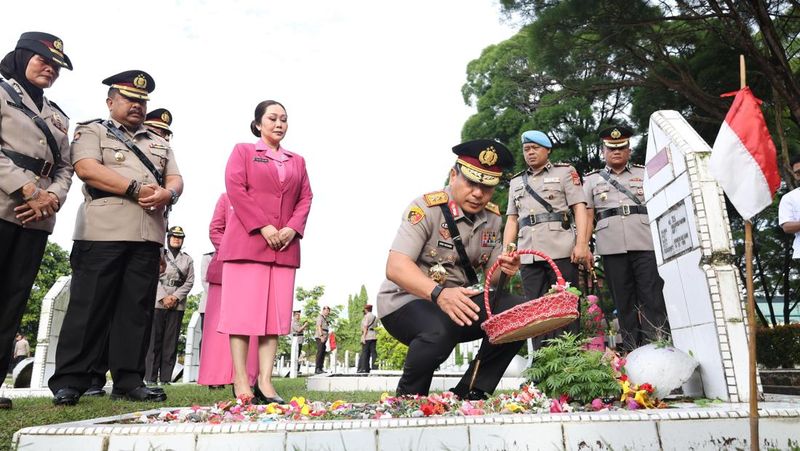 polres-se-polda-riau-gelar-ziarah-dan-tabur-bunga-dengan-khidmat