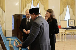 prabowo-dan-putin-bertukar-cendera-mata-dalam-pertemuan-bilateral