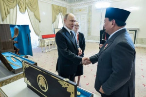 prabowo-subianto-dan-vladimir-putin-tunjukkan-persahabatan-melalui-pertukaran-cendera-mata
