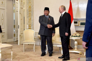 prabowo-subianto-temui-presiden-putin-di-st-petersburg