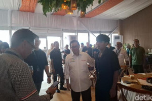 pramono-anung-dan-rano-karno-tampil-serasi-saat-nonton-formula-e-2025-di-ancol