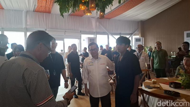pramono-anung-dan-rano-karno-tampil-serasi-saat-nonton-formula-e-2025-di-ancol