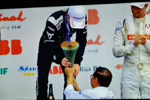pramono-anung-serahkan-piala-juara-formula-e-jakarta-2025