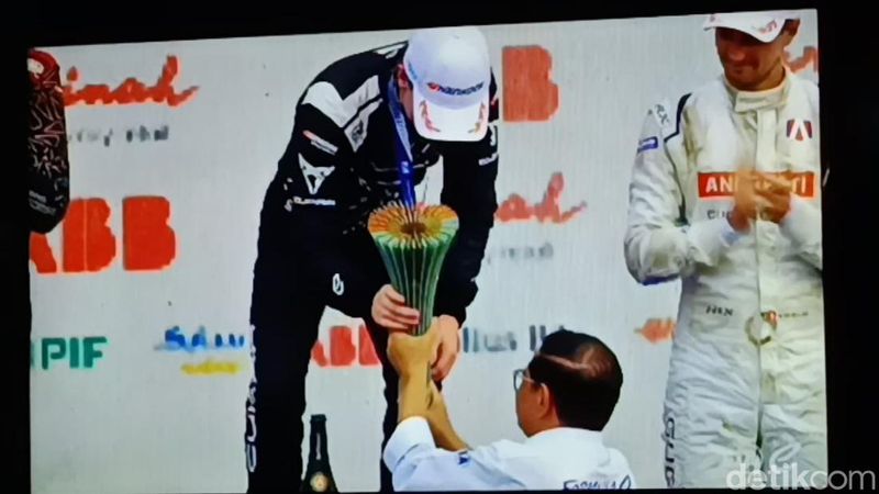 pramono-anung-serahkan-piala-juara-formula-e-jakarta-2025