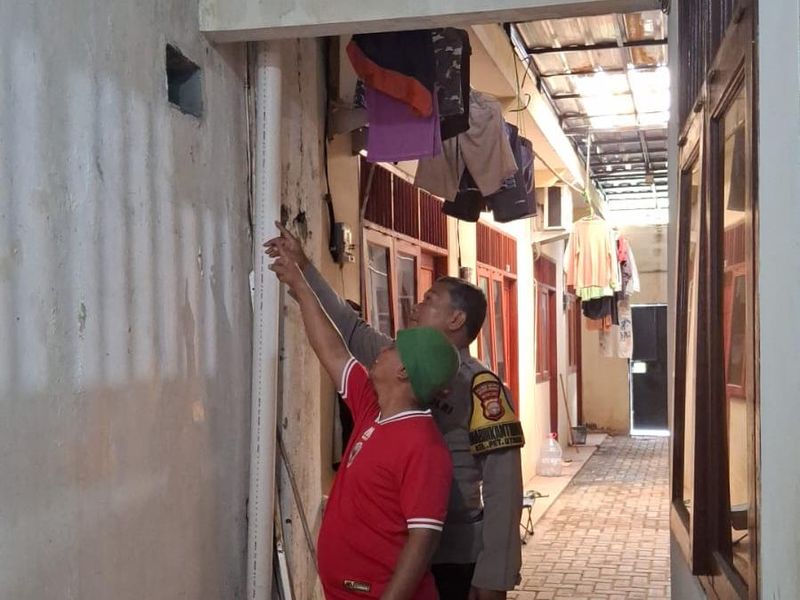 pria-gunakan-celah-lubang-udara-untuk-intip-tetangga-mandi