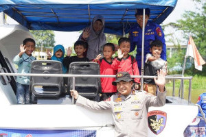 program-jalur-polda-riau-hadirkan-kapal-baca-dan-klinik-apung-untuk-masyarakat-pesisir
