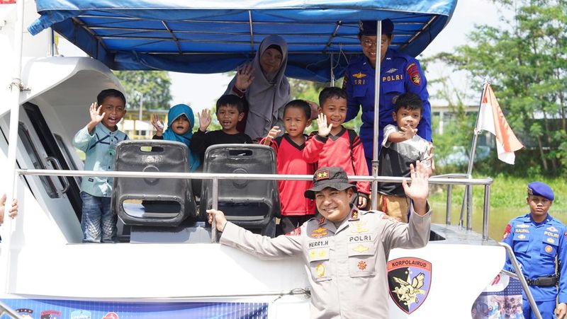 program-jalur-polda-riau-hadirkan-kapal-baca-dan-klinik-apung-untuk-masyarakat-pesisir