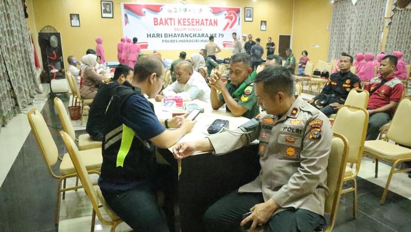 puluhan-personel-polres-inhu-donorkan-darah-sambut-hari-bhayangkara-ke-79