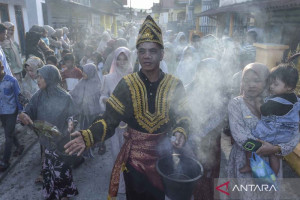 ratusan-warga-kerinci-gelar-tradisi-mengasap-negeri-tolak-bala