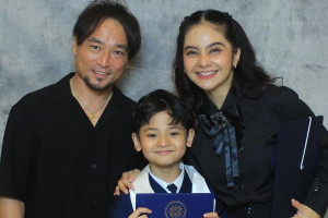 reo-tiw-t2-merayakan-wisuda-bersama-mantan-suami