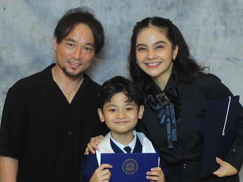 reo-tiw-t2-merayakan-wisuda-bersama-mantan-suami
