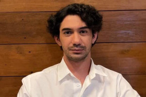 reza-rahadian-tetap-santai-tanpa-media-sosial