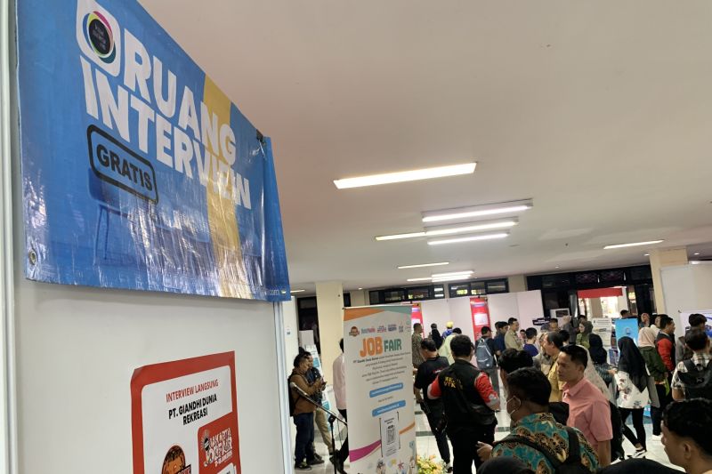 ribuan-pencari-kerja-ramaikan-pameran-bursa-kerja-di-jakut