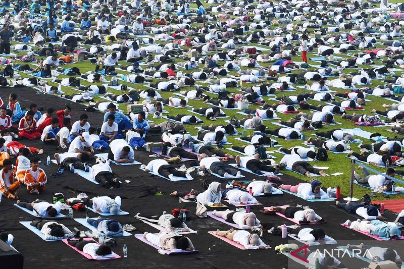 ribuan-peserta-ikuti-yoga-internasional-di-madiun