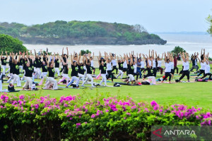 ribuan-peserta-rayakan-hari-yoga-internasional-2025-di-bali